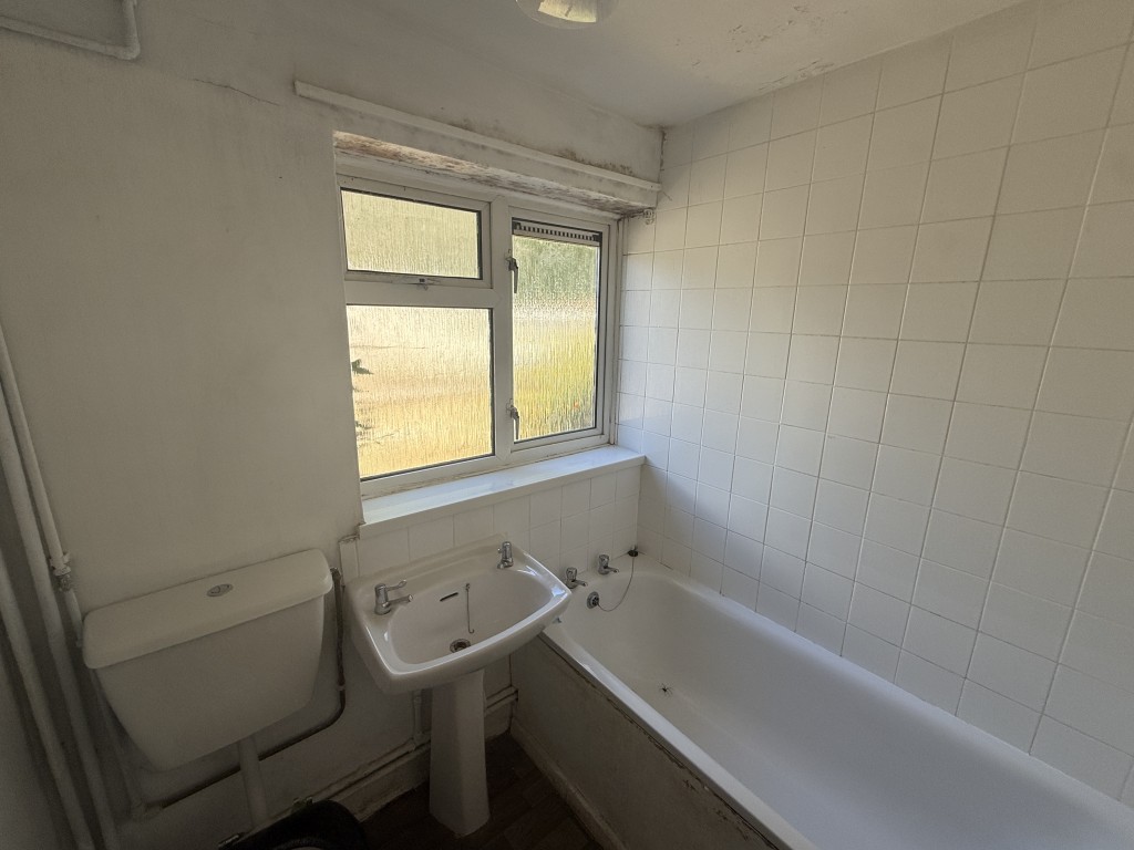 Lot: 145 - BUNGALOW IN NEED OF IMPROVEMENT IN WEALDEN VILLAGE - Bathroom in Bungalow in Need of Improvement